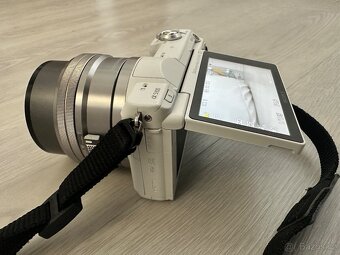 Sony Alpha A5100 (bílý) + 16–50mm objektiv – výborný stav, - 7