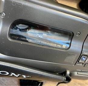 Video kamera SONY - CCD-FX200E PAL 8 - 7