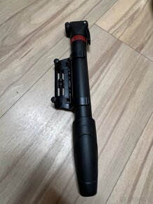 Cyklistická helma, zámek a pumpička - 7