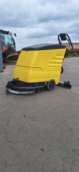 Čistící stroj na podlahy Karcher - 7