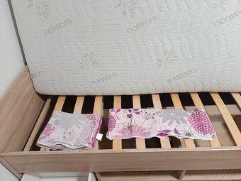 Postel 90/200 +matrace+police - 7