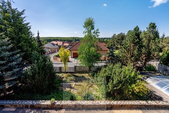 Prostorný rodinný dům 6+kk s bazénem a výhledem na zámecký p - 7