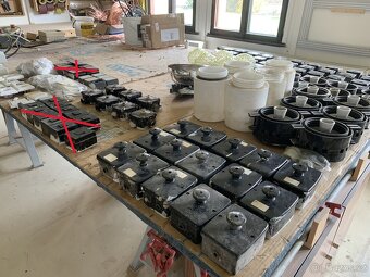 Staré elektro součásti - vypínače, zásuvky, krabičky, světla - 7