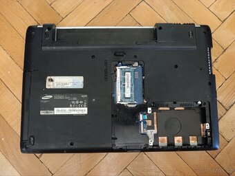 Samsung Q530 – 15,6" displej v • Intel Core i3 m370 - 7