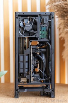 HERNÍ MINI PC - R7 5700X3D / 32GB / 2TB SSD / RTX 3080 10G - 7