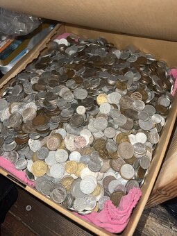 Cca 30 archů s bankovkami, mince i znamky - 7