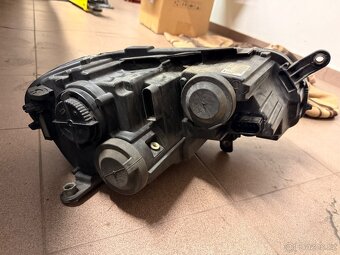 PREDNI SVETLA NA VOLKSWAGEN PASSAT B7 - 7