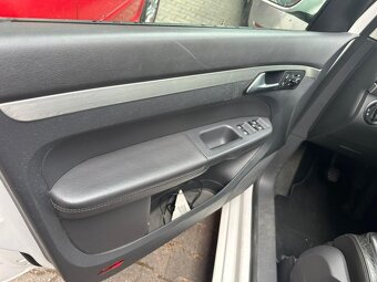 VW TOURAN 2,0 TDi RV 2009 = 7. SEDADEL ZA 59000 KČ - 7