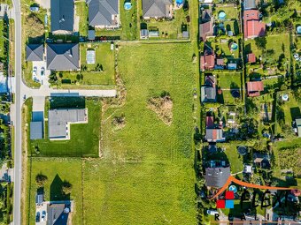 Prodej stavebního, zasíťovaného pozemku o výměře 1403 m² v l - 7