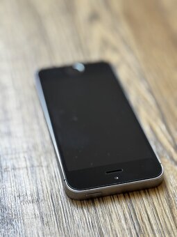 iPhone SE 64 GB + prislusenstvi - 7