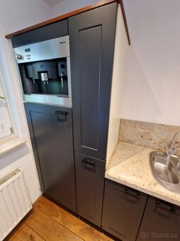 Kuchyně v moderně-venkovském stylu s ostrůvkem - 7