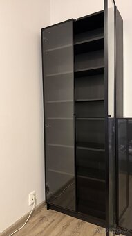 Velká prosklená vitrína – černá, jako nová - 7