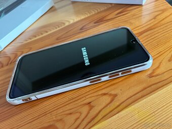 Samsung Galaxy A50 petleťově bílý - 7