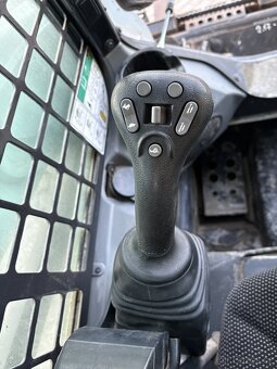 Smykový nakladč Bobcat S570 - 7