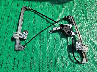 spouštěč skla přední pravý (stahovačka) bez motoru Škoda Oct - 7