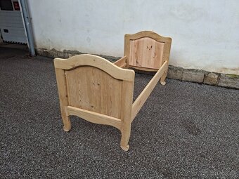 STAROŽITNÁ POSTEL PO CELKOVÉ RENOVACI - 7