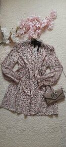 Vzorované krátké šaty s dlouhými rukávy - 7