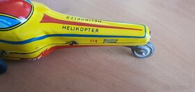 stará plechová hračka helikoptéra - 7
