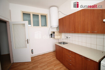 Pěkný dobře dispozičně byt 2+1 ve třetím patře cihlového dom - 7