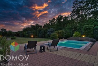 Luxusní rodinný dům s bazénem a pozemkem 2 584 m2 - Nučic - 7