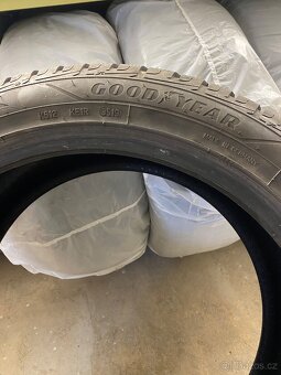 255/45 r20 zimni Good year - 7
