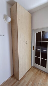 Vysoká skříň a závěsné skříňky - 7