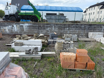 Stavební materiál - cihly, tvárnice, dlažba atd. - 7