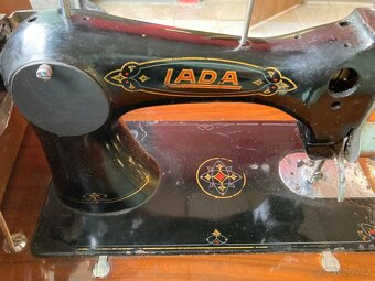 Starozitny sici stroj LADA - 7
