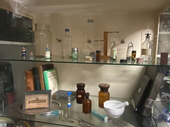 Stará lékařská skříň - 7