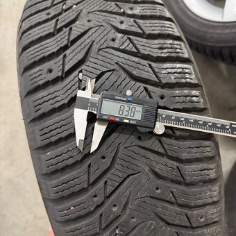 Alu kola Audi 225/50 R17, zimní pneu Kumho 2x 8mm, 2x 4mm - 7