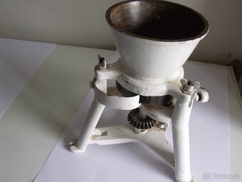 Šrotovník ruční, mlýnek na obilí - 7