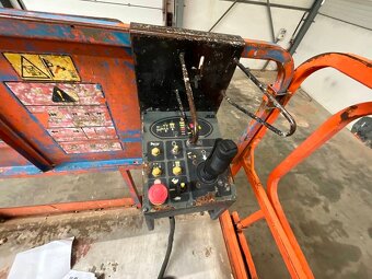 TERÉNNÍ NŮŽKOVÁ PLOŠINA JLG 3394 RT - 7