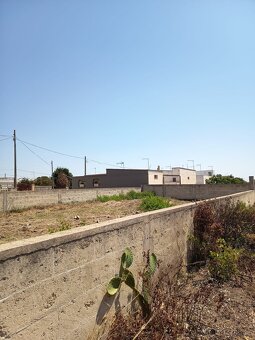 Krásný obezděný pozemek cca 600 m² jen 600 m od pláže na jih - 7