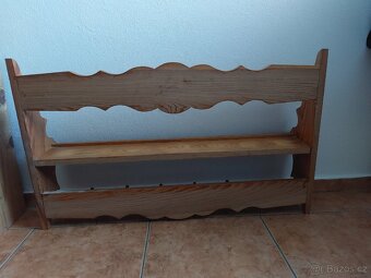 Krásná stará dřevěná polička na hrníčky a talířky - 7