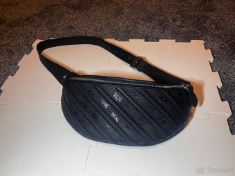 Dámská ledvinka crossbody PINKO top stav – 1 000,- - 7