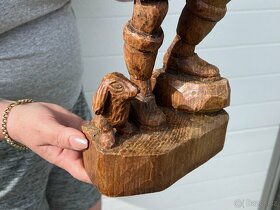 Myslivec s jezevčíkem dřevěná socha dřevořezba - 7