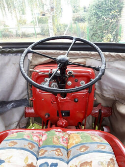 Veteránský traktor IHC D320 Farmall - 7