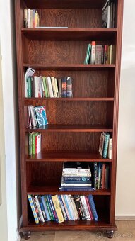 Masivní dřevěná knihovna vyrobená na zakáku - 7