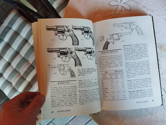 Revolvery a pistole,stará kniha o zbraních,postolích, - 7