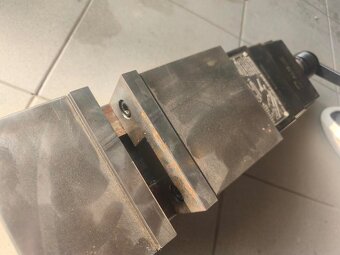 Strojní hydraulický přesný svěrák Safeway VISE CHV-130V - 7