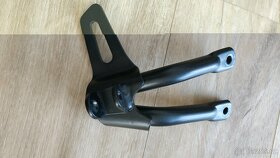 Yamaha MT03 - držák stupačky spolujezdce - 7