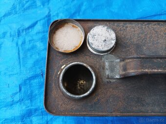 Plechový kanystřík od oleje - 7