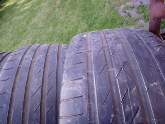 5ks - Alu BÍLÁ kola orig. Škoda R18 + pneu 235/40 R18 - 7