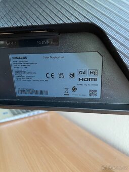 Monitor, klávesnice, myš a koberec - 7