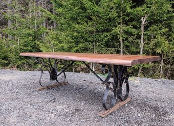 Akáciový stůl s ručně kovanými nohami - 7