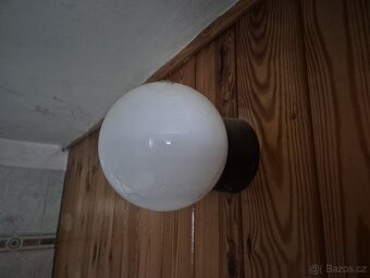 Lustr, světla, radiátory, věšáky, zrcadlo, umyvadlo - 7