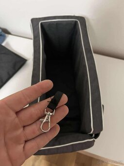 Cestovní přepravka pro psi mezi sedačky - 7