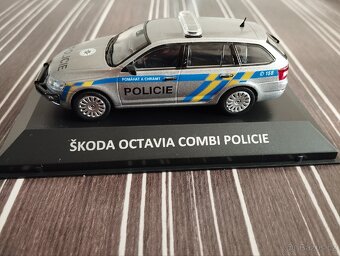 Škoda Octavia combi III policie ochranný rám 1:43 Dea - 7