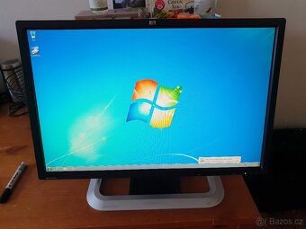 4x HP LP2275w (22palců) DVI a Display port výstup - 7