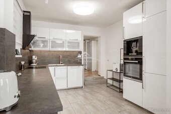 Prodej rodinného domu 6+kk s autodílnou – Šimanov, 9 km od J - 7